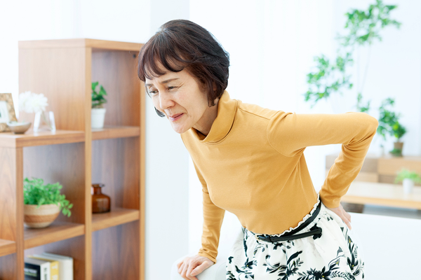 ぎっくり腰になった女性