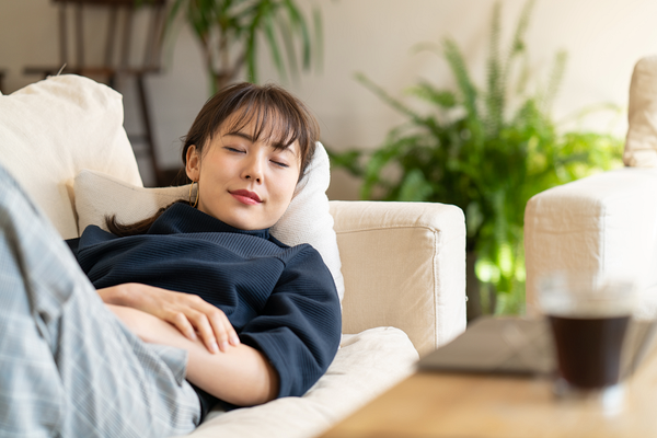 安静にする女性
