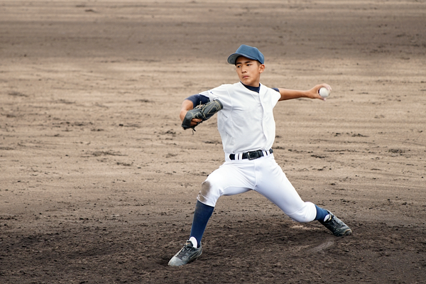 野球をする少年