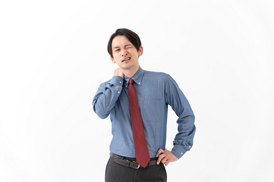 首を押さえる男性
